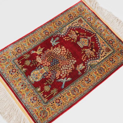 Hereke-Seide N-土耳其，约1980年。 纯丝绒和经线。额外的精细编织的地毯。一顶皇冠从红色祈祷龛（mihrab）的屋檐下落到红色的场地上，场地上装&hellip;