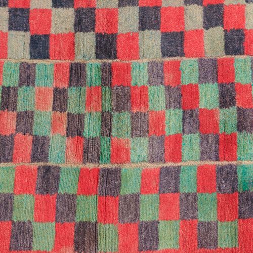 Khaden 西藏，约1930年。3幅地毯。整个红色领域被绿色和蓝色的棋盘式设计所覆盖，具有装饰性。自然磨蚀。状况非常好。80x148厘米（英尺2.6x4.9）&hellip;