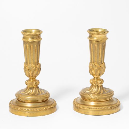 1 Paar kleine Kerzenstöcke 法国，路易十六风格，19世纪，铜质镀金。凹槽式栏杆干在阶梯式圆形底座上。可插入的扣环。花卉和装饰性的浮雕装&hellip;