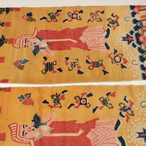 Paar Ning-Hsia Z-蒙古国，约1940年。 寺庙地毯。一个藏族僧人的形象出现在黄土地上，周围有8个佛教标志：无量结、鱼、花瓶、莲花、天幕、伞、贝壳&hellip;