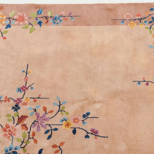 Peking 中国，约1930年。 非常优雅和装饰性的作品。慷慨地排列着五颜六色的花枝，从浅棕色的边框投射到原本空旷的米色领域，使地毯具有装饰性和生动的表现。状&hellip;