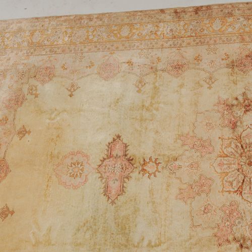 Sivas-Seide Z-土耳其，约1960年。 绒毛材料为纯丝绸。粉彩地毯。罕见的金黄色的中央场地上装饰着一个比例宽大的星形徽章，上面有2个刺，周围是像花环&hellip;