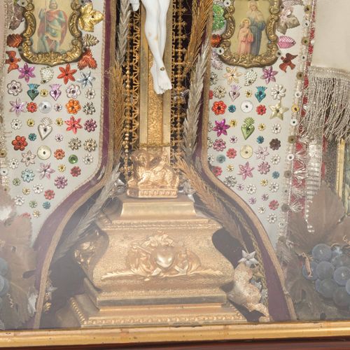 Hausaltar in Vitrine Alpino, finales del siglo XIX. Estuche de madera, interior &hellip;