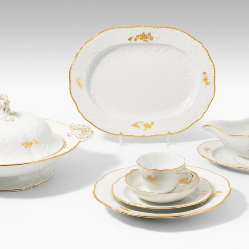 Meissen, Tafelserviceteile Porcelaine du 20ème siècle. Décor "Branche d'or dans &hellip;