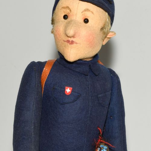 Steiff-"Schifahrer" 德国，约1913-1919年。 完全由毛毡制成。头部有黑色纽扣眼，嘴部有彩绘，金色头发。蓝色毡制服装，带帽子。没有按钮。&hellip;