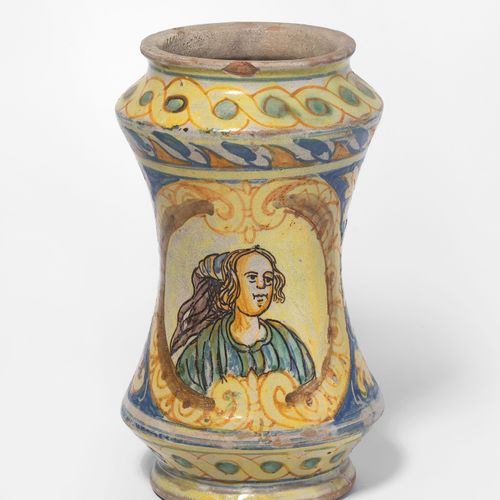 Sizilien, Albarello 可能是巴勒莫，17/18世纪的马乔利卡。没有标记。容器的主体是向中间凹陷的。用黄色、赭石色、绿色和蓝色涂抹。正面有一个女&hellip;