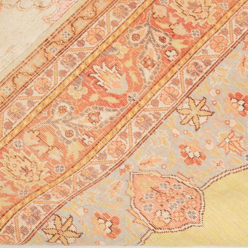 Sivas-Seide Z-土耳其，约1960年。 绒毛材料为纯丝绸。粉彩地毯。罕见的金黄色的中央场地上装饰着一个比例宽大的星形徽章，上面有2个刺，周围是像花环&hellip;