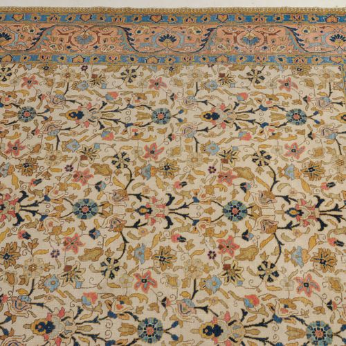 TÄBRIS NW-Persien, um 1910. Pastellfarbener Teppich. Das gesamte beige Innenfeld&hellip;