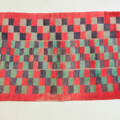 Khaden Tibet, um 1930. In 3 Bahnen gefertigter Teppich. Das gesamte rote Feld is&hellip;