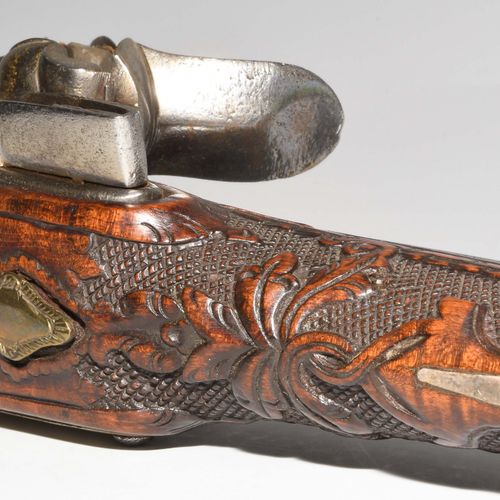 Steinschlosspistole 巴尔干/匈牙利，约1800年。 有膛线的枪管，三号八角形的枪膛，有嵌金的装饰。口径16毫米。凸面锁板和鸡冠。胡桃木枪托，&hellip;