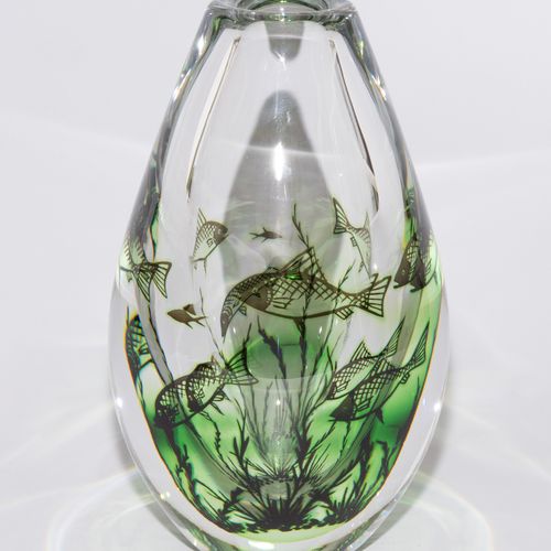 Edward Hald 花瓶 "Graal"。执行：Orrefors/瑞典，1980年。 无色水晶玻璃，绿色和黑褐色覆盖层，无色涂层。蚀刻技术中的鱼类装饰。签名&hellip;