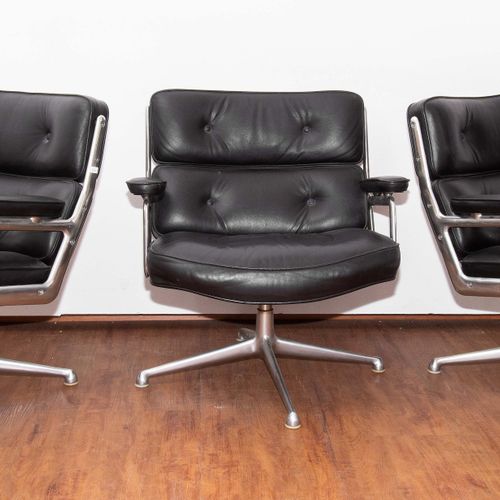 Charles & Ray Eames 3个大厅椅子 "ES 105"。设计1960年。执行：赫尔曼-米勒，美国，1960年代。镀铬金属框架，4星底座，黑色皮革&hellip;