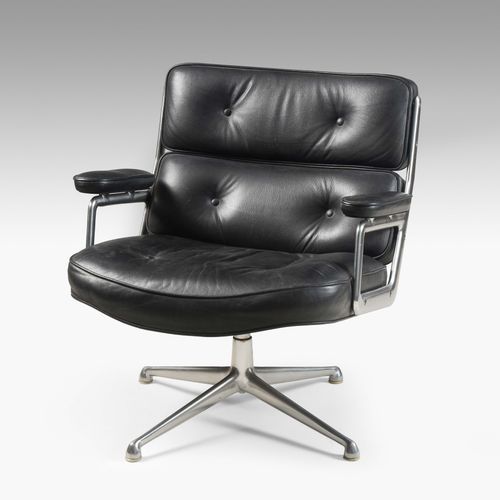 Charles & Ray Eames 3个大厅椅子 "ES 105"。设计1960年。执行：赫尔曼-米勒，美国，1960年代。镀铬金属框架，4星底座，黑色皮革&hellip;