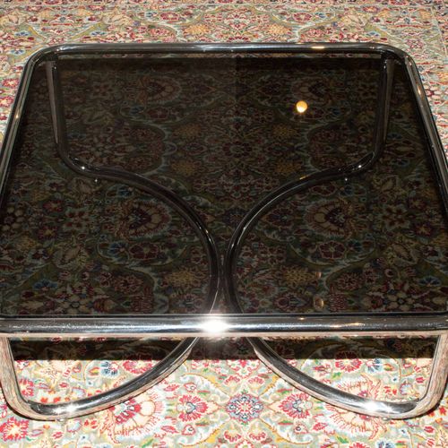 GAE AULENTI 2张沙发 "Stringa "和边桌。设计：1965年。 执行：波尔特诺瓦。铬钢，皮革，烟熏玻璃。未标明。沙发：130x85x73，座位&hellip;