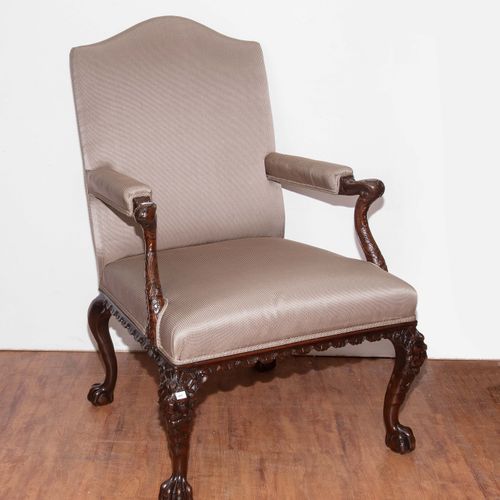 FAUTEUIL Chippendale风格的19世纪桃花心木。梯形框架，雕花腿和扶手。椅垫：灰色罩子。状况良好。68x78x110厘米。