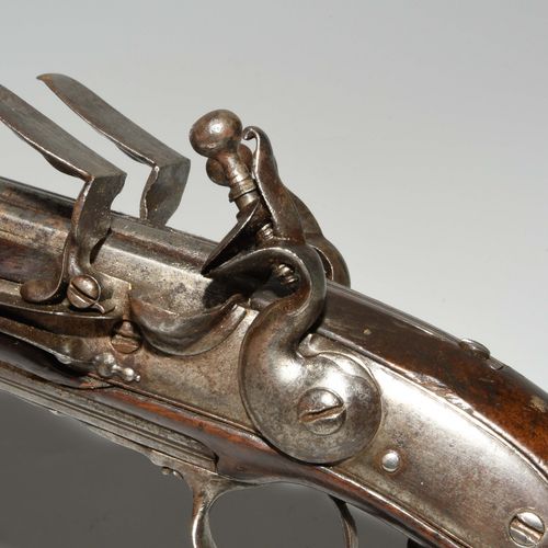 Steinschloss- Bockpistolepistole 德国，18世纪初。 两个叠加的圆形枪管，口径约为12毫米，枪膛为八角形，有目标槽。锁板和锤子两&hellip;