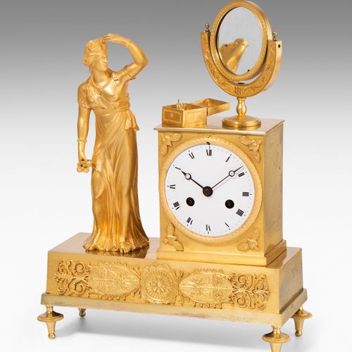 Pendule de boudoir 法国，1810年左右。 帝国。盒子由火镀金的青铜制成，有浮雕装饰。精雕细琢的雕像顶部 "带镜子的赛琪"。珐琅表盘和钢制指针&hellip;
