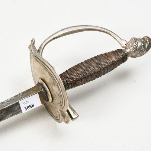 Degen France, vers 1810. Garde en argent, pommeau en forme de casque, lame plong&hellip;