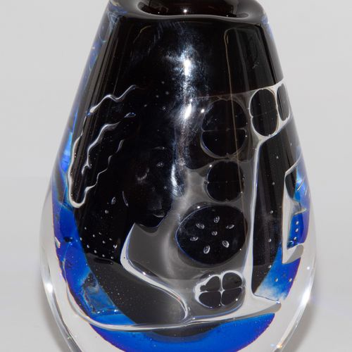 Edvin Öhrström 花瓶 "Ariel"。设计：1937年，执行：Orrefors/瑞典，1970年。 无色水晶玻璃，蓝色覆盖层，无色涂层。装饰有女孩&hellip;