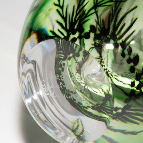 Edward Hald 花瓶 "Graal"。执行：Orrefors/瑞典，1980年。 无色水晶玻璃，绿色和黑褐色覆盖层，无色涂层。蚀刻技术中的鱼类装饰。签名&hellip;