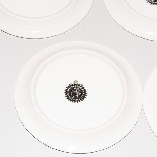 PIERO FORNASETTI 一套16个小盘子，"夏娃 "和 "亚当 "各八个。设计：1965年，瓷器，黑色印刷装饰，描绘了各自人物的一个部分。配有支架。签&hellip;