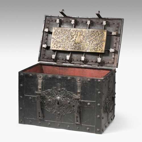 Soldtruhe 巴洛克式的18世纪铁器。矩形主体，侧面有把手。三面装饰着巴洛克式的装饰品。柜子的盖子上有中央锁机制。锁板上有纹章的装饰。有一把带钥匙的挂锁。&hellip;