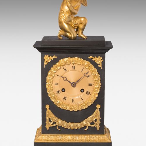 Kaminuhr Amor 法国，1820年左右，修复。箱子由抛光的青铜制成，带有镀金的凿刻浮雕装饰。图顶 "带箭的丘比特 "由镀火的青铜制成。Guilloch&hellip;