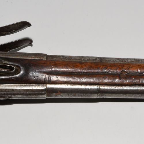 Steinschloss- Bockpistolepistole 德国，18世纪初。 两个叠加的圆形枪管，口径约为12毫米，枪膛为八角形，有目标槽。锁板和锤子两&hellip;