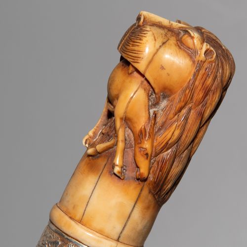 Messer, Pishkabz Indo-persan, XIXe siècle. Pommeau de jambe sculpté : tête de li&hellip;