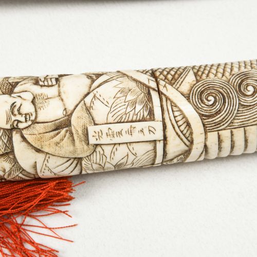 Dolch, Katana 日本，19世纪末。 骨质。手柄和刀鞘上刻有人物场景。单刃刀。长约46厘米。