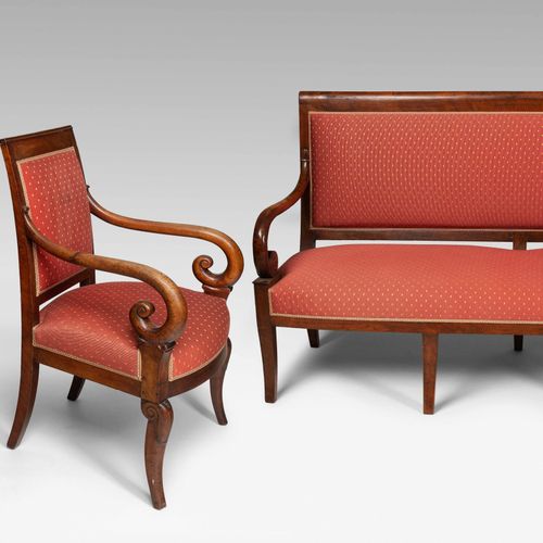Ameublement 一张沙发和四张扶手椅。约1830/40年修复，法国。胡桃木。长方形框架，剑形腿，卷轴形扶手。红色的软垫。匹配的四个扶手椅60x58x95&hellip;
