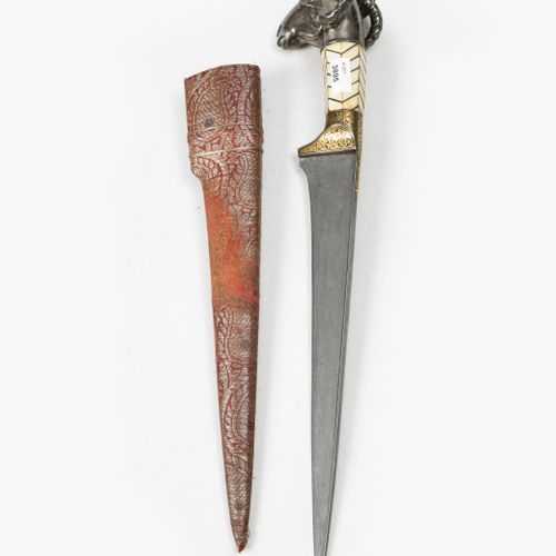 Messer, Pishqabz 北印度，约1900年。 大的银质鞍座，是一只有角的公羊形状。手柄用象牙片压平，个别镶嵌物之间有银丝。套圈和刀领为一体，嵌金ko&hellip;