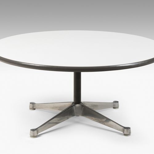 Charles & Ray Eames 分段式表 "俱乐部表。设计1964年，Vitra的早期版本。镀铬铝框架，4星底座，圆形桌面。高41厘米。D 91厘米。
&hellip;
