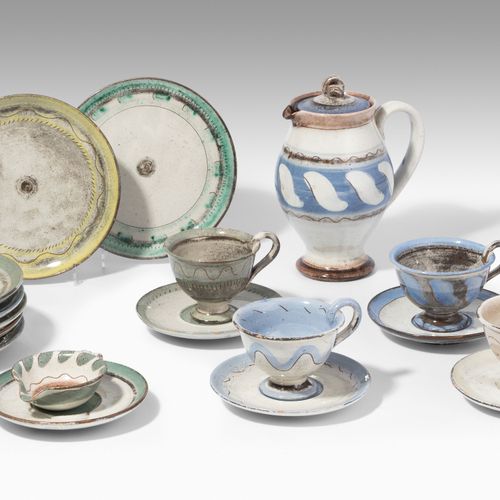 Margrit Linck-Daepp 服务部件。瑞士，1940/50年代。陶瓷，多色漆。标有艺术家的签名（鱼）。套装包括：4个带U'cups的杯子，咖啡壶，c&hellip;