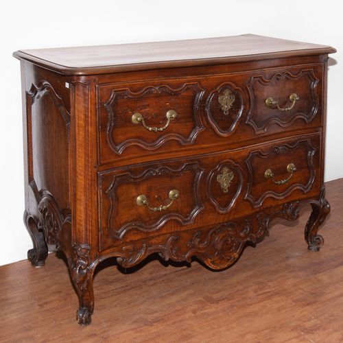 Kommode Baroque 18th century France. Walnut. Two-bay corpus on flared legs with &hellip;