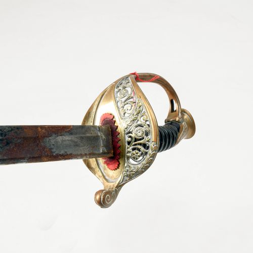 Säbel 1842/52年联邦法令，骑兵军官。黄铜刀柄。喇叭形握把，钢丝缠绕。略微弯曲的单刃刀严重腐蚀，空心的刀尖上有蚀刻的装饰：放射状花环中的瑞士十字。签名&hellip;