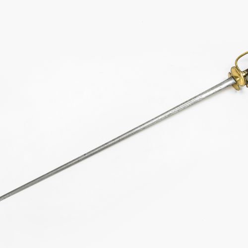Degen 广州法令，约1770/78，步兵。黄铜剑柄，球形鞍座和铆接的旋钮。护握器合并到奎林。装饰性的握环，两面肾形护板。钢丝包裹的握把。透镜状的刀片，有一个&hellip;