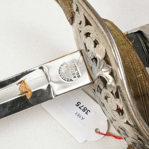 Säbel 奥地利，骑兵军官风格，1904年，钢制枪柄。鱼皮握把，钢丝缠绕。后面的刀片上有签名。WEYERSBERG & STAMM SOLINGEN.钢制刀鞘&hellip;