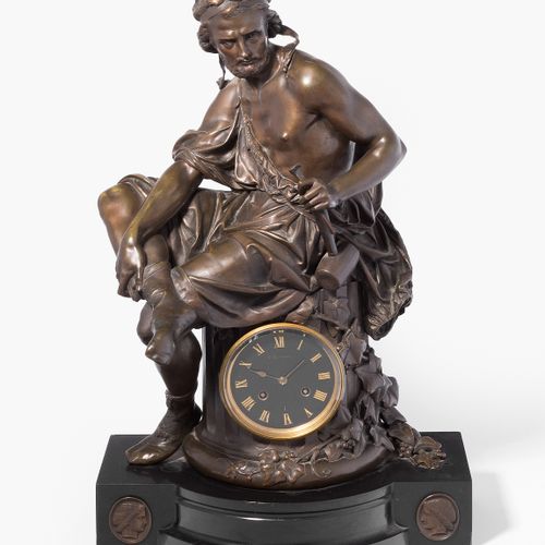 Pendule A. Carrier-Belleuse 
巴黎，约1870年。 青铜凿刻和铜化的雕塑，描绘了一个石匠在柱桩上的常春藤。内嵌的时钟上有卖家的签名V&hellip;