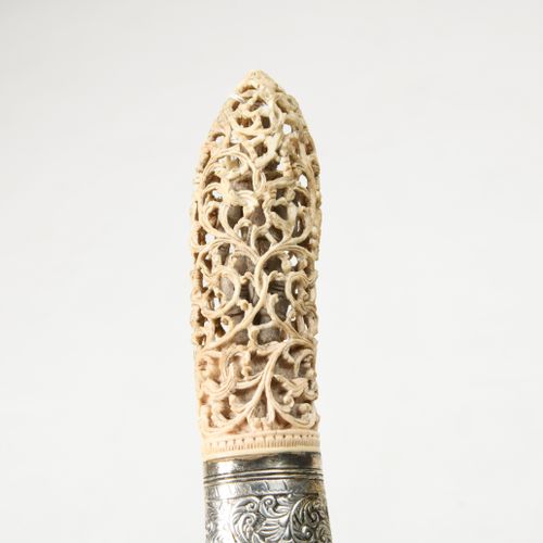 Zwei Messer 泰国，19世纪末。 象牙手柄，镂空。 带有封闭式人形的花格子或纯花格子（已修复）。现代工艺的刀刃、装具和刀鞘。长约33和38厘米。