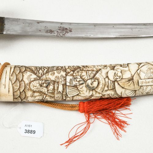 Dolch, Katana 日本，19世纪末。 骨质。手柄和刀鞘上刻有人物场景。单刃刀。长约46厘米。