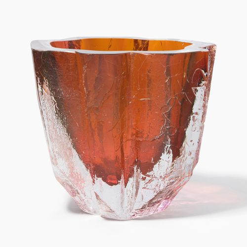 Göran WÄRFF 花瓶。设计：Kosta/瑞典，约1975年。 无色水晶玻璃，内侧覆盖橙色和紫色，壁面蚀刻如冰玻璃。签名。Kosta G. Wärff 8&hellip;