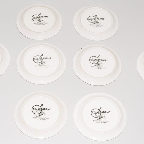 PIERO FORNASETTI 一套16个小盘子，"夏娃 "和 "亚当 "各八个。设计：1965年，瓷器，黑色印刷装饰，描绘了各自人物的一个部分。配有支架。签&hellip;