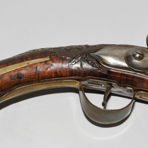 Steinschlosspistole 巴尔干/匈牙利，约1800年。 有膛线的枪管，三号八角形的枪膛，有嵌金的装饰。口径16毫米。凸面锁板和鸡冠。胡桃木枪托，&hellip;