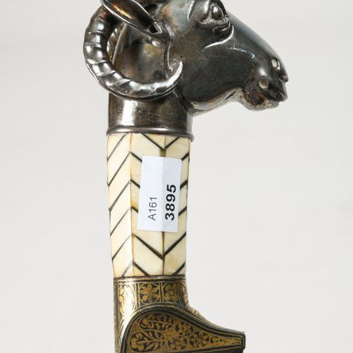 Messer, Pishqabz 北印度，约1900年。 大的银质鞍座，是一只有角的公羊形状。手柄用象牙片压平，个别镶嵌物之间有银丝。套圈和刀领为一体，嵌金ko&hellip;