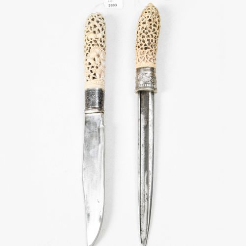 Zwei Messer 泰国，19世纪末。 象牙手柄，镂空。 带有封闭式人形的花格子或纯花格子（已修复）。现代工艺的刀刃、装具和刀鞘。长约33和38厘米。