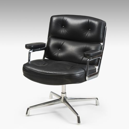 Charles & Ray Eames 大堂椅 "ES 108"。设计：1960年。 执行：Vitra。镀铬金属框架，4星底座，黑色皮革装饰。带扶手的旋转座椅。&hellip;