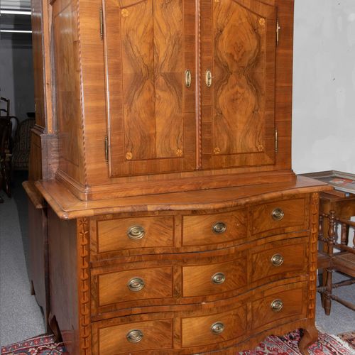 Deux-corps Baroque 18th century walnut, maple. Three-door chest of drawers with &hellip;