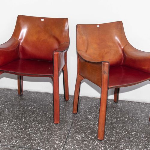Mario Bellini 4张扶手椅 "CAB 413"。设计：1977年。 执行：意大利卡西纳。钢制框架，红色皮套，带拉链。椅子底部有标签："Cassina&hellip;
