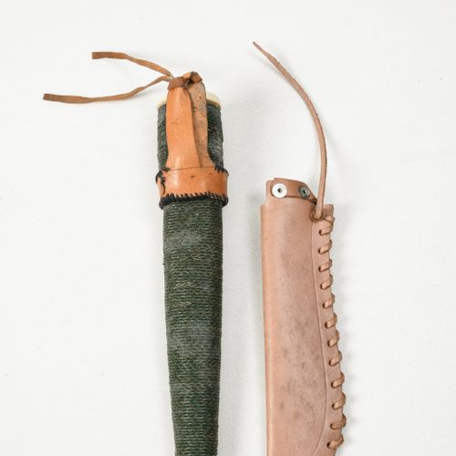 Zwei Messer Thailandia, fine del XIX secolo, manici in avorio, traforati. Retico&hellip;
